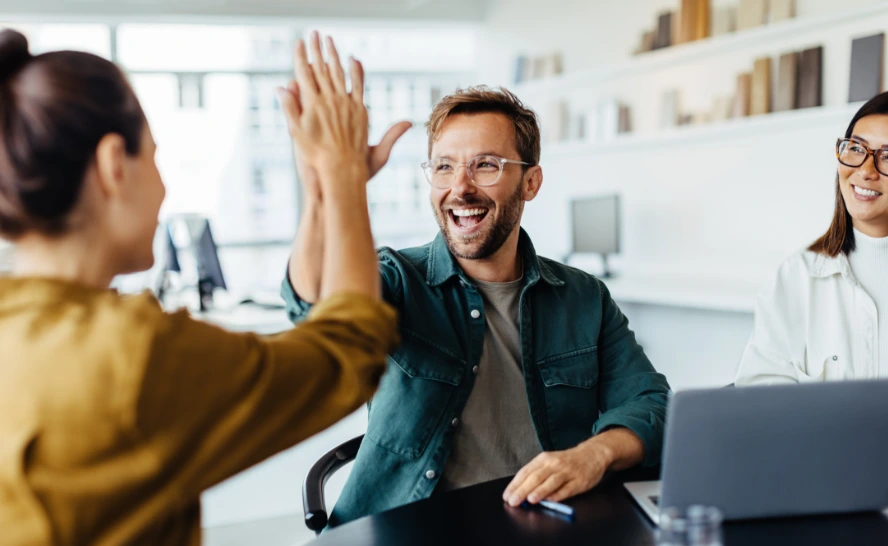 Dekoratives Bild, mit 2 Menschen, die sich ein High-Five geben